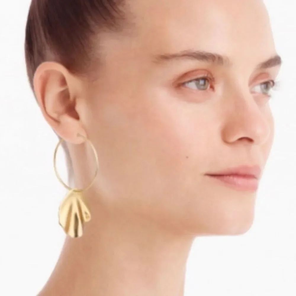 ✨ Shell Hoop Earrings
J.CREW✨